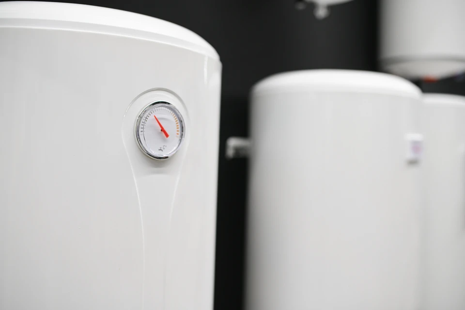 Intérieur avec deux chauffe-eau électriques blancs installés côte à côte