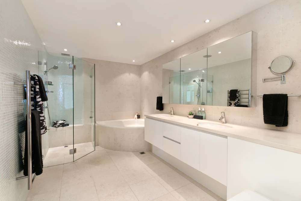 Salle de bain moderne avec baignoire encastrée et vasque rectangulaire sur plan de travail