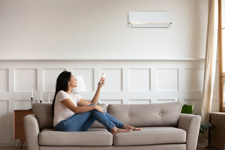 Intérieur résidentiel moderne avec climatiseur mural blanc installé en hauteur