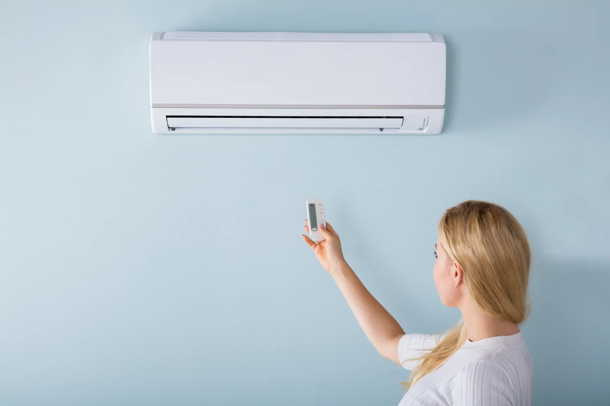 Intérieur domestique avec radiateur à eau chaude blanc monté au mur