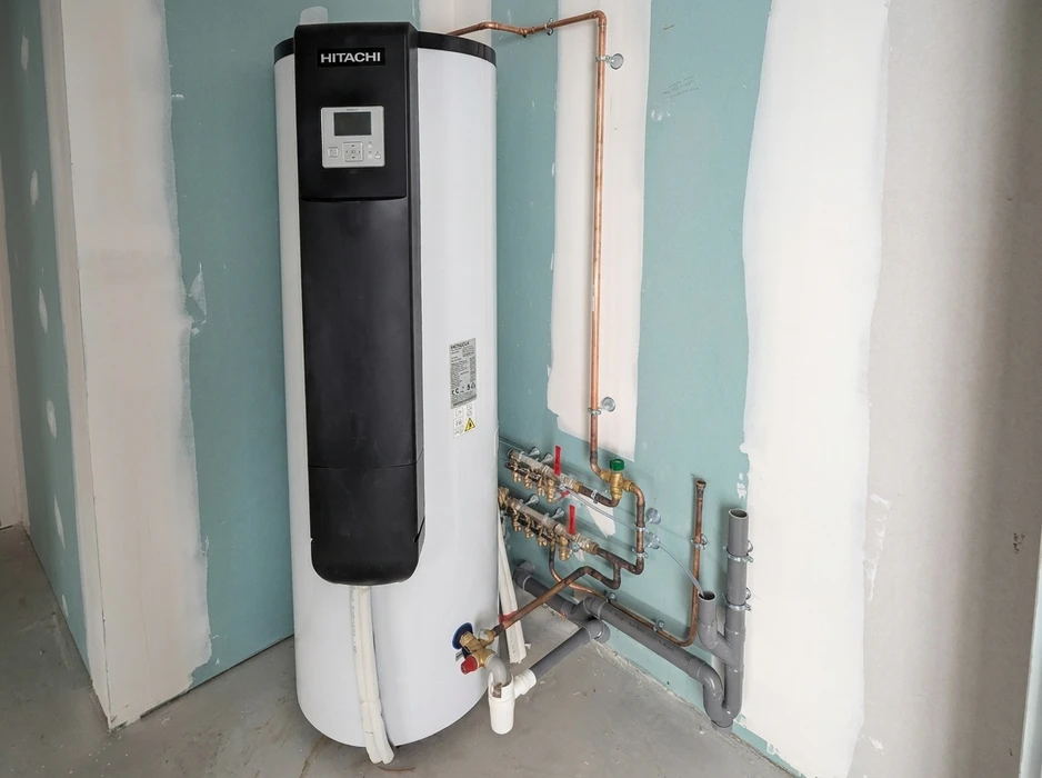 Technicien en toiture-terrasse inspectant une installation CVC