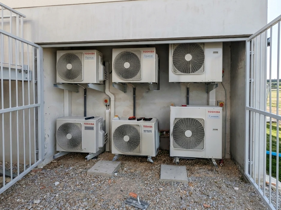 Technicien en toiture-terrasse inspectant une installation CVC